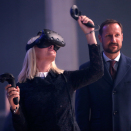 17. oktober: Kronprinsparet besøker Oslo Innovation Week, der blant annet muligheter VR-briller gir for opplevelser og formidling var et tema. Foto: Vidar Ruud / NTB scanpix